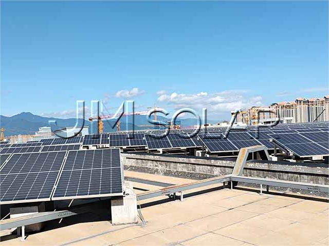 في مواجهة إعصار دوجوراي مع الرياح عند المستوى 16 ، تقف هياكل الدعم الكهروضوئية من JM Solar بثبات